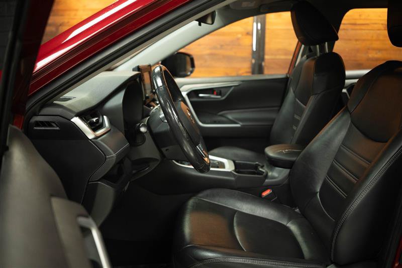 Used 2021 Toyota RAV4 XLE Premium w/ Carpet Mat Package (TMS) FWD image 9