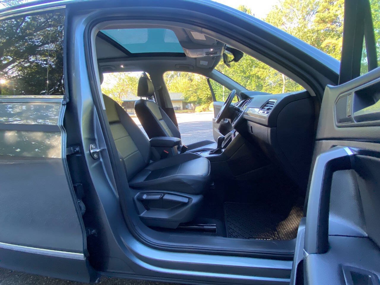 Used 2020 Volkswagen Tiguan SE FWD image 56