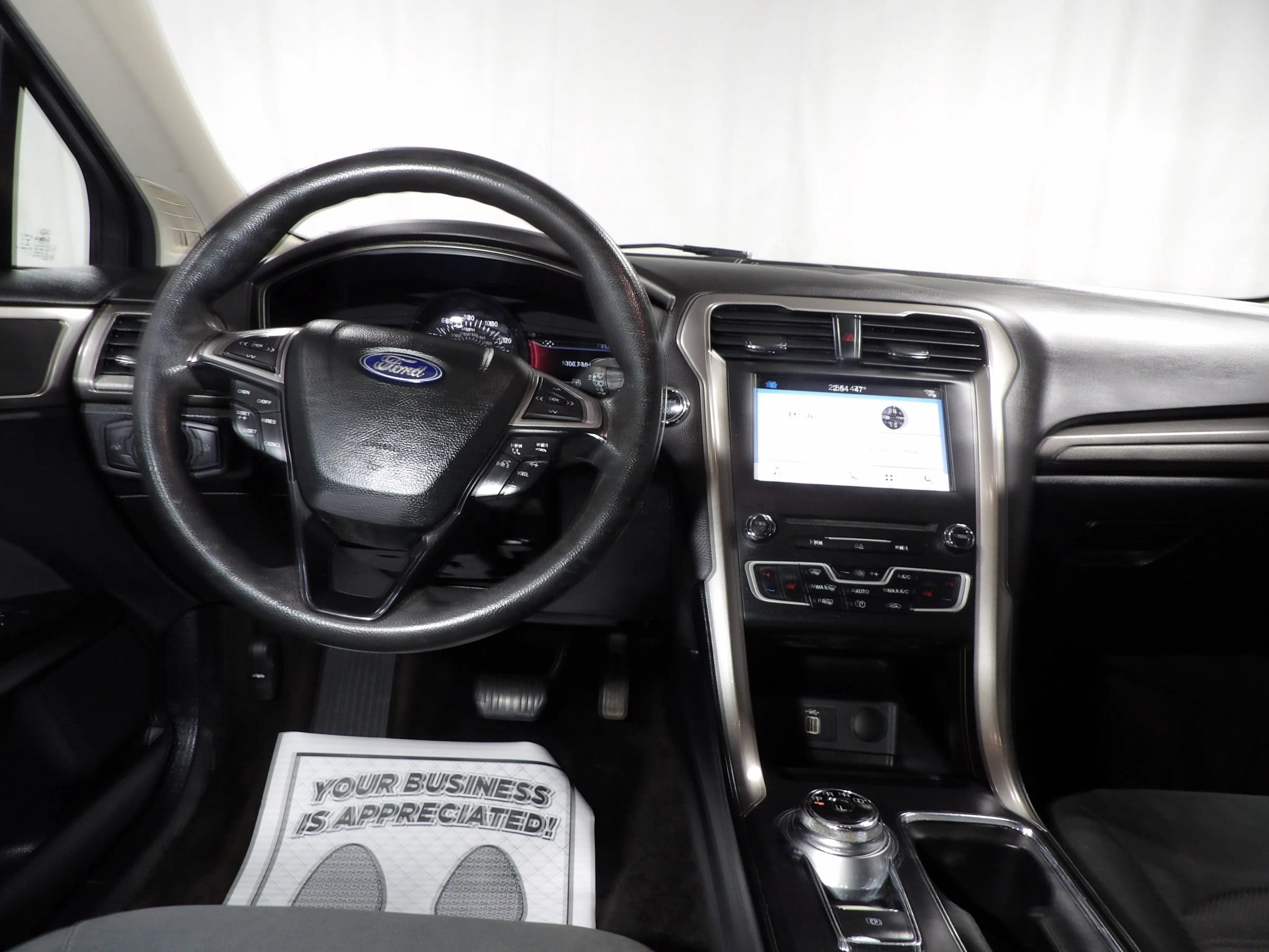 Used 2018 Ford Fusion SE w/ Fusion SE Technology Package FWD image 13