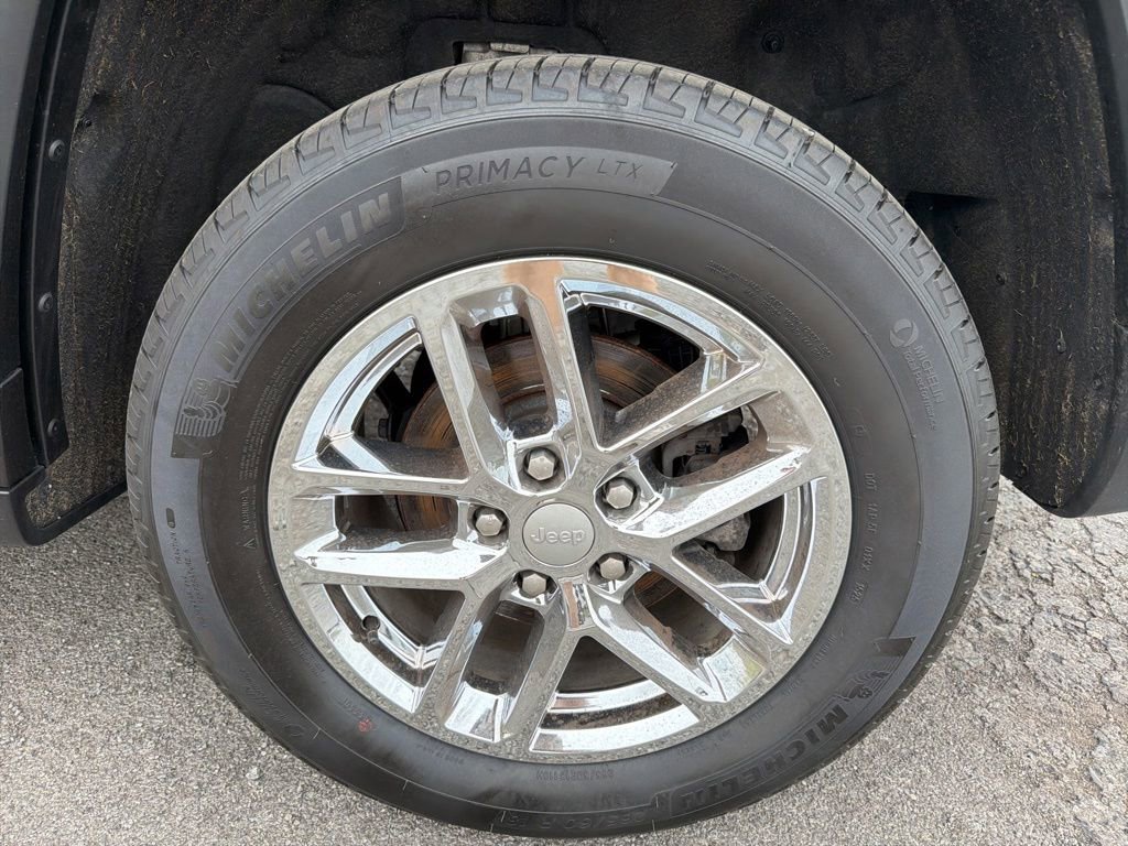 Certified 2025 Jeep Grand Cherokee Laredo AWD/4WD image 30
