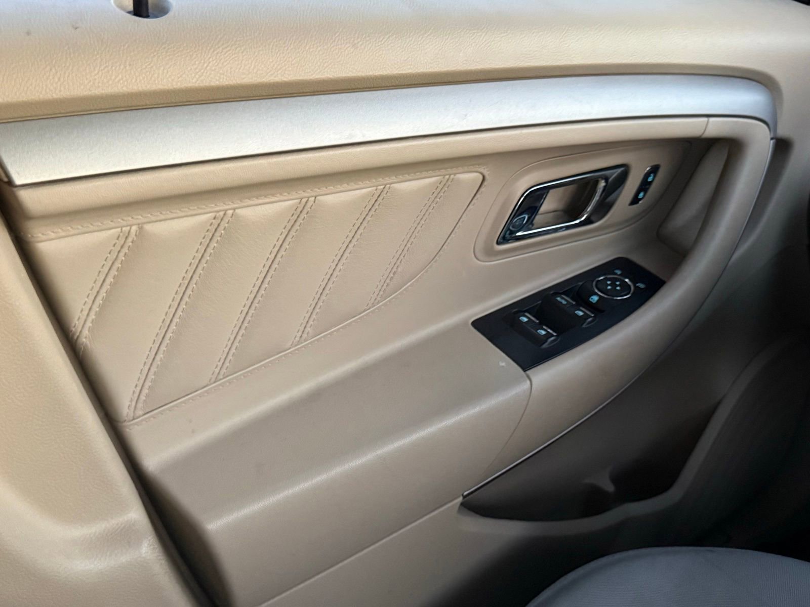 Used 2015 Ford Taurus SE FWD image 29