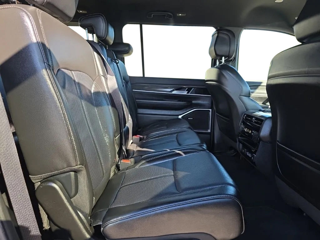 Used 2024 Jeep Wagoneer Series II w/ Flexible Seating Group AWD/4WD image 20