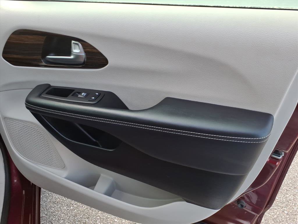 Used 2023 Chrysler Pacifica Limited image 17