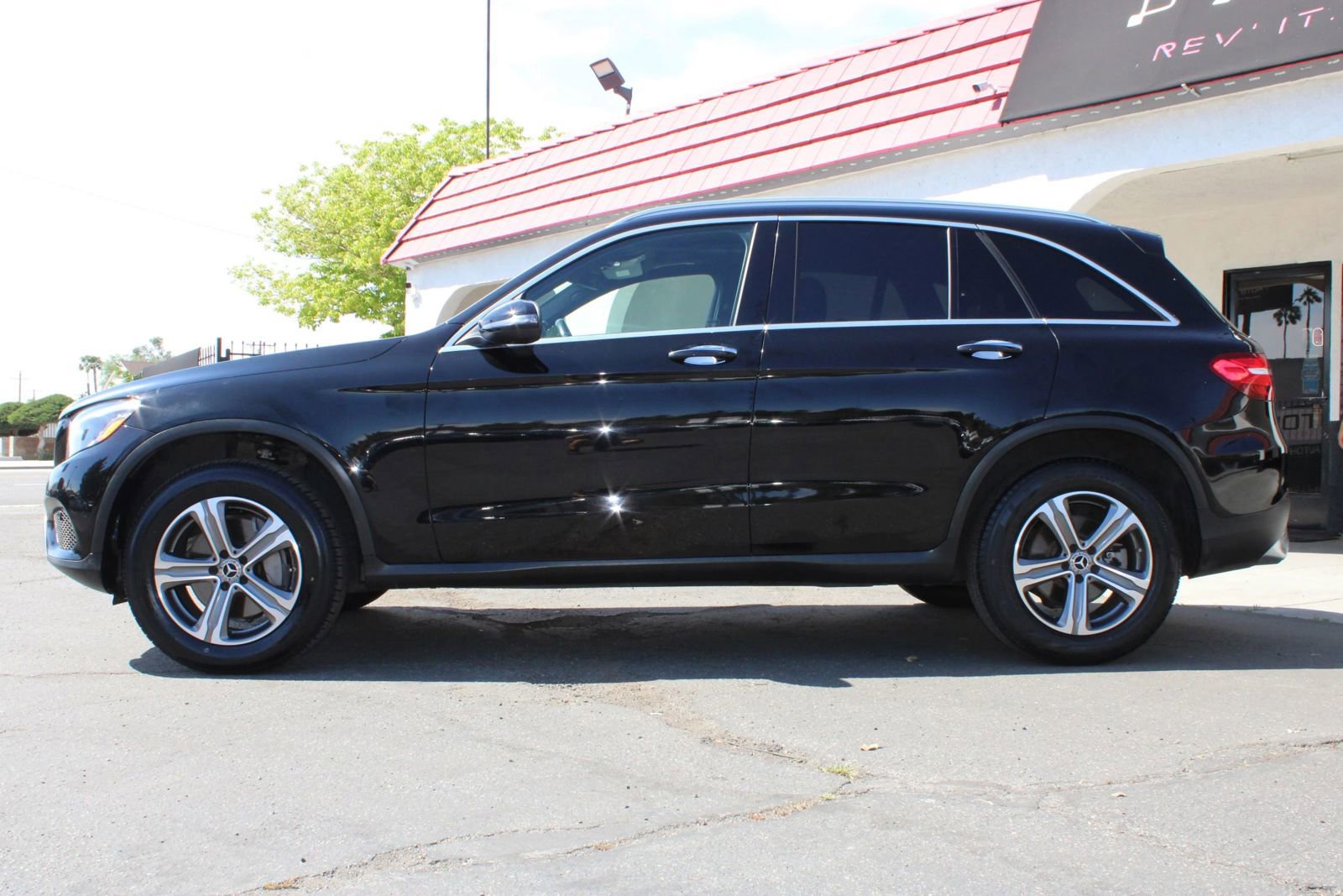 Used 2019 Mercedes-Benz GLC 300 4MATIC w/ Premium Package image 43