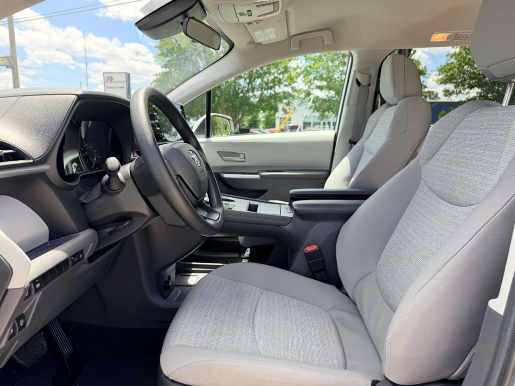 Certified 2024 Toyota Sienna LE FWD image 19