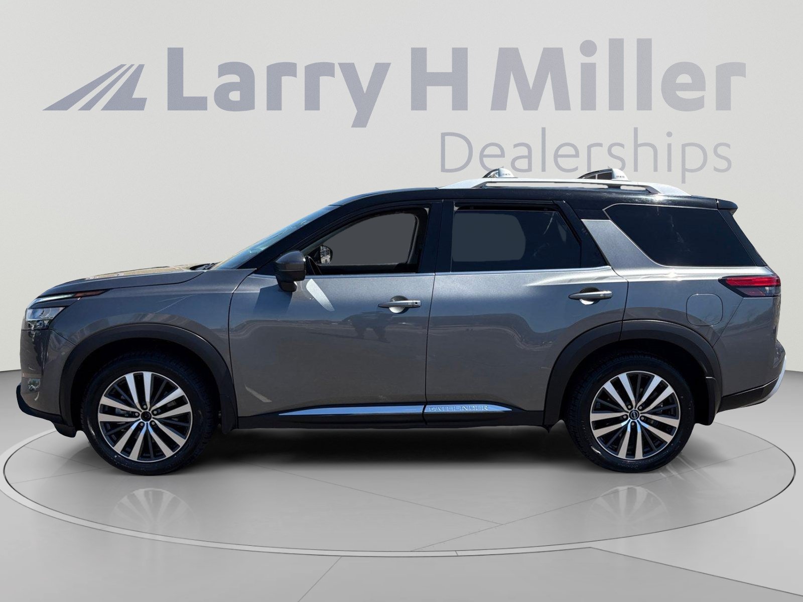 Used 2022 Nissan Pathfinder Platinum w/ Cargo Package FWD image 2