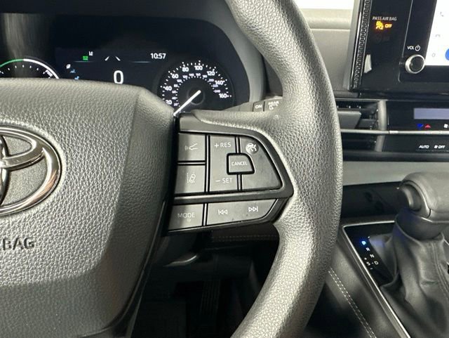 Used 2025 Toyota Sienna LE AWD/4WD image 16