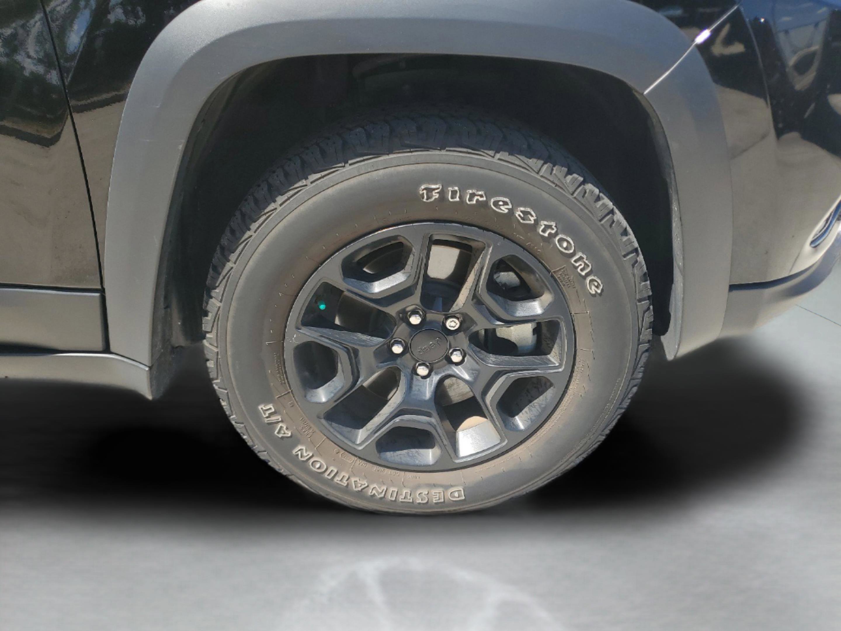 Used 2022 Jeep Cherokee Latitude AWD/4WD image 29