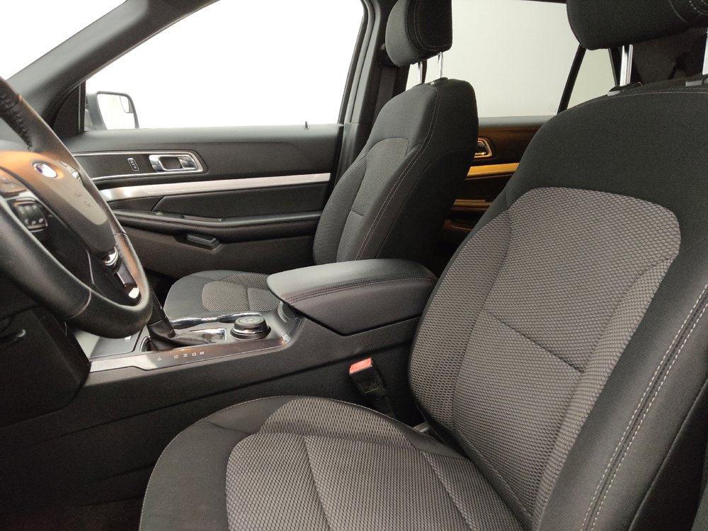 Used 2017 Ford Explorer XLT w/ Equipment Group 201A AWD/4WD image 17