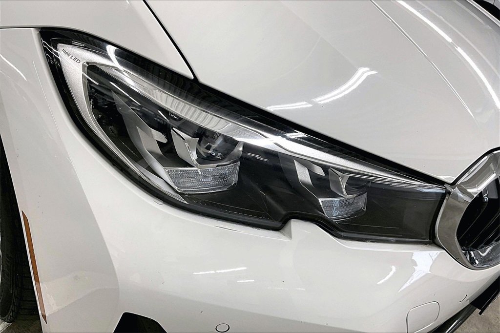 Used 2019 BMW 330i Sedan w/ Driving Assistance Package image 30