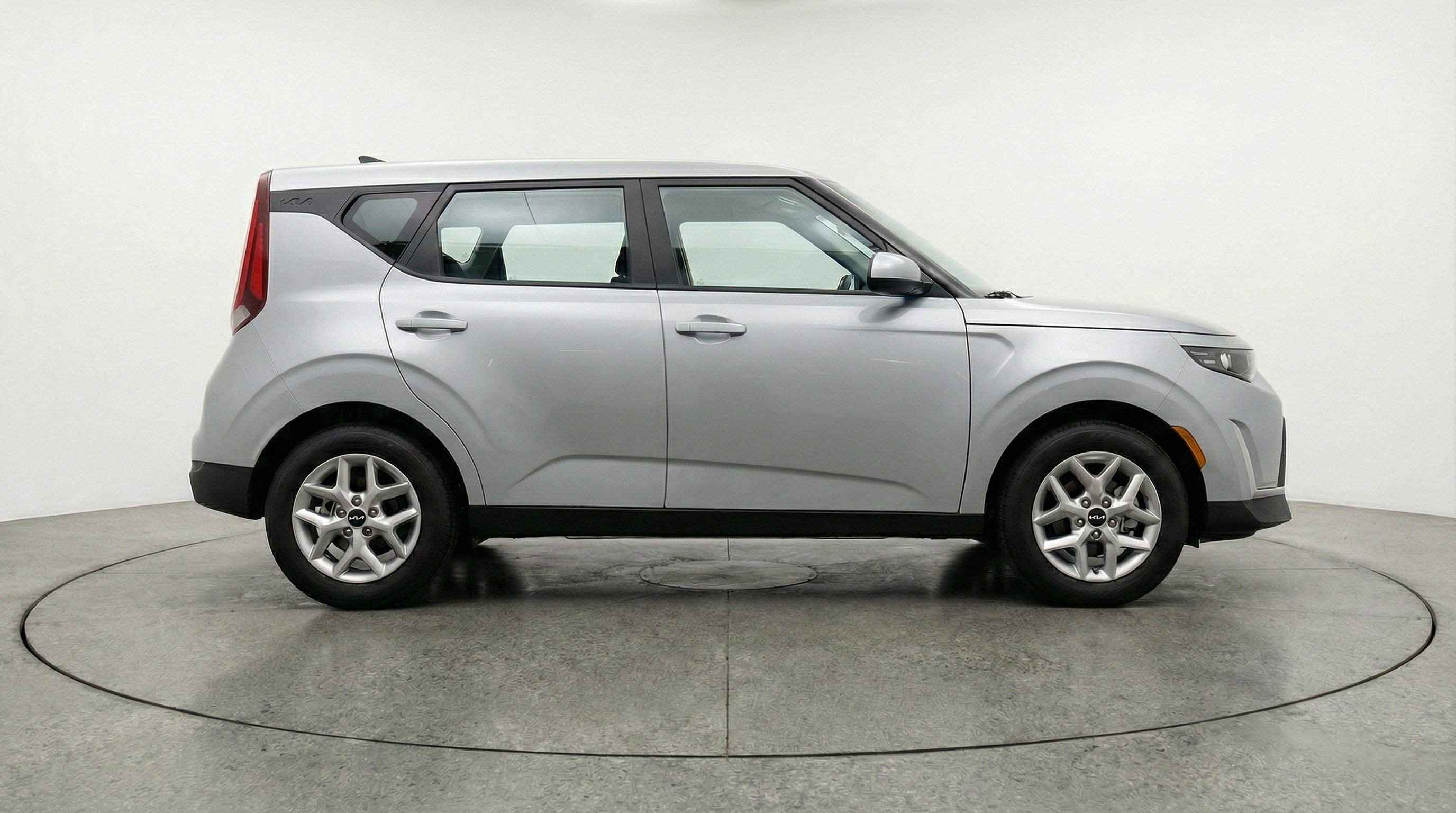 Used 2025 Kia Soul LX w/ LX Technology Package FWD image 11