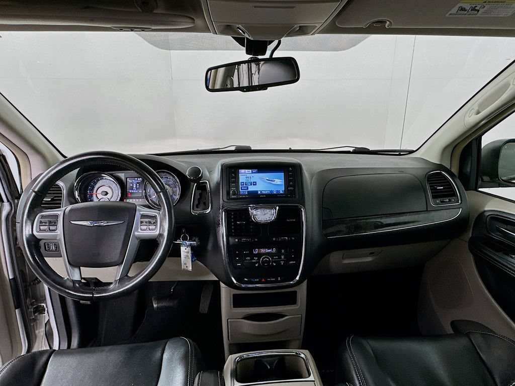 Used 2011 Chrysler Town & Country Touring-L FWD image 3