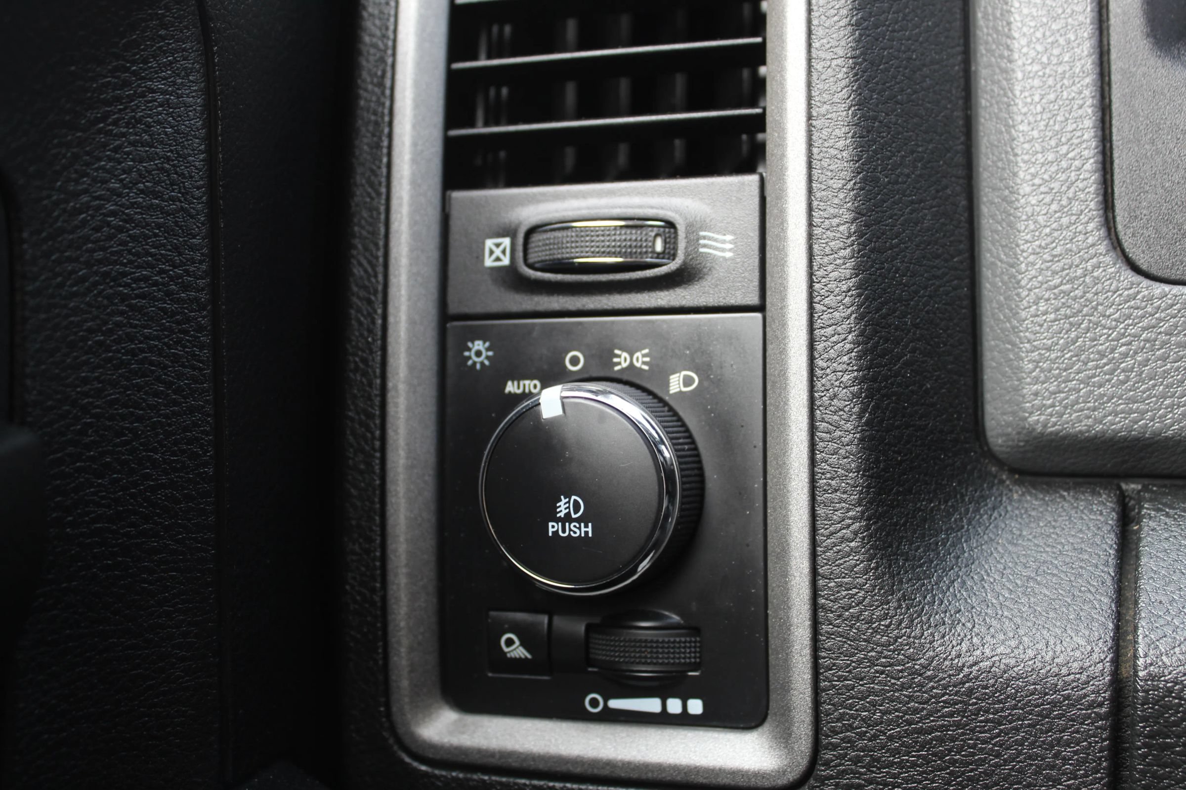 Used 2015 RAM 1500 Express AWD/4WD image 21