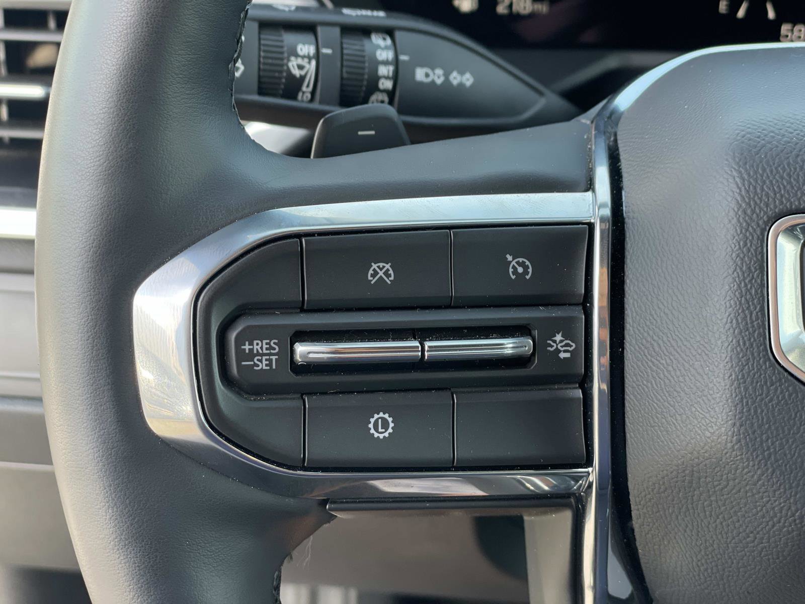 Used 2025 GMC Acadia Elevation w/ Elevation Premium Package image 11