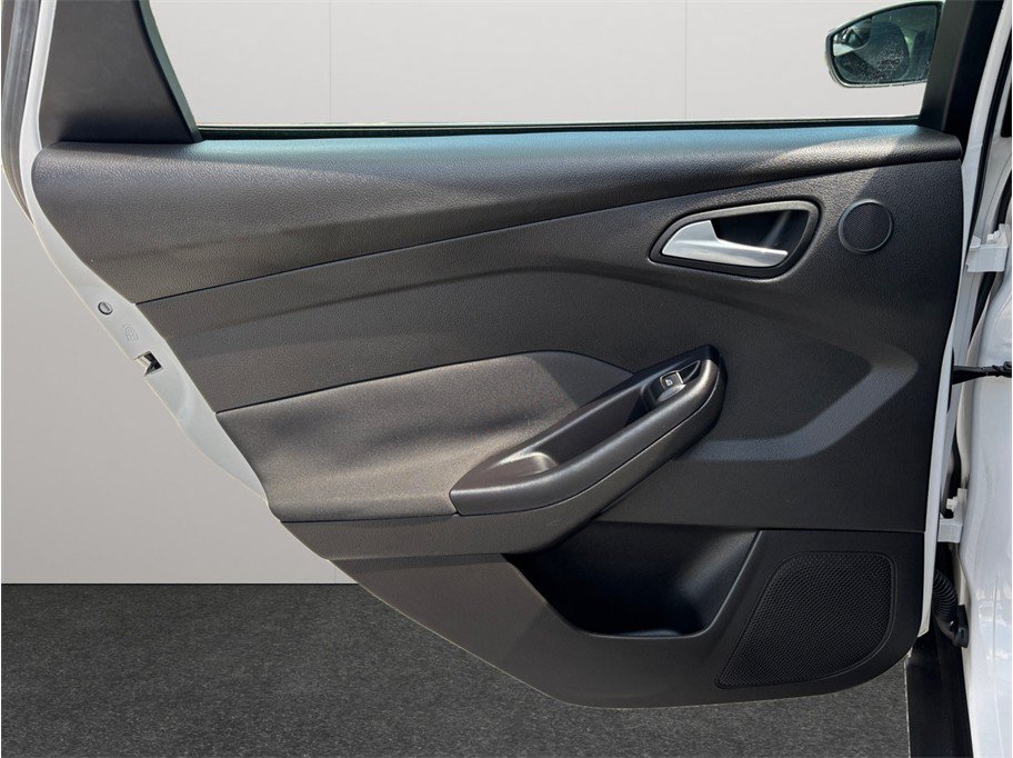 Used 2016 Ford Focus Titanium FWD image 36