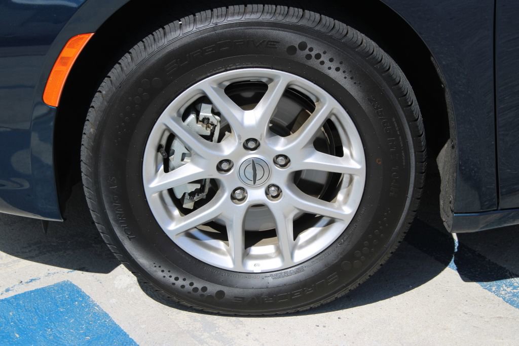 Used 2025 Chrysler Pacifica Select image 8