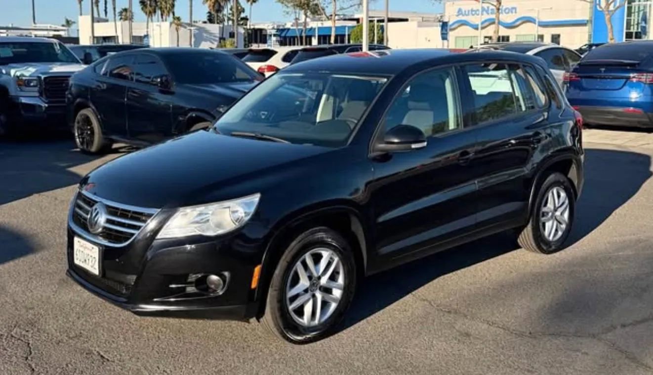 Used 2011 Volkswagen Tiguan S image 2