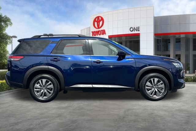 Used 2024 Nissan Pathfinder SV FWD image 3