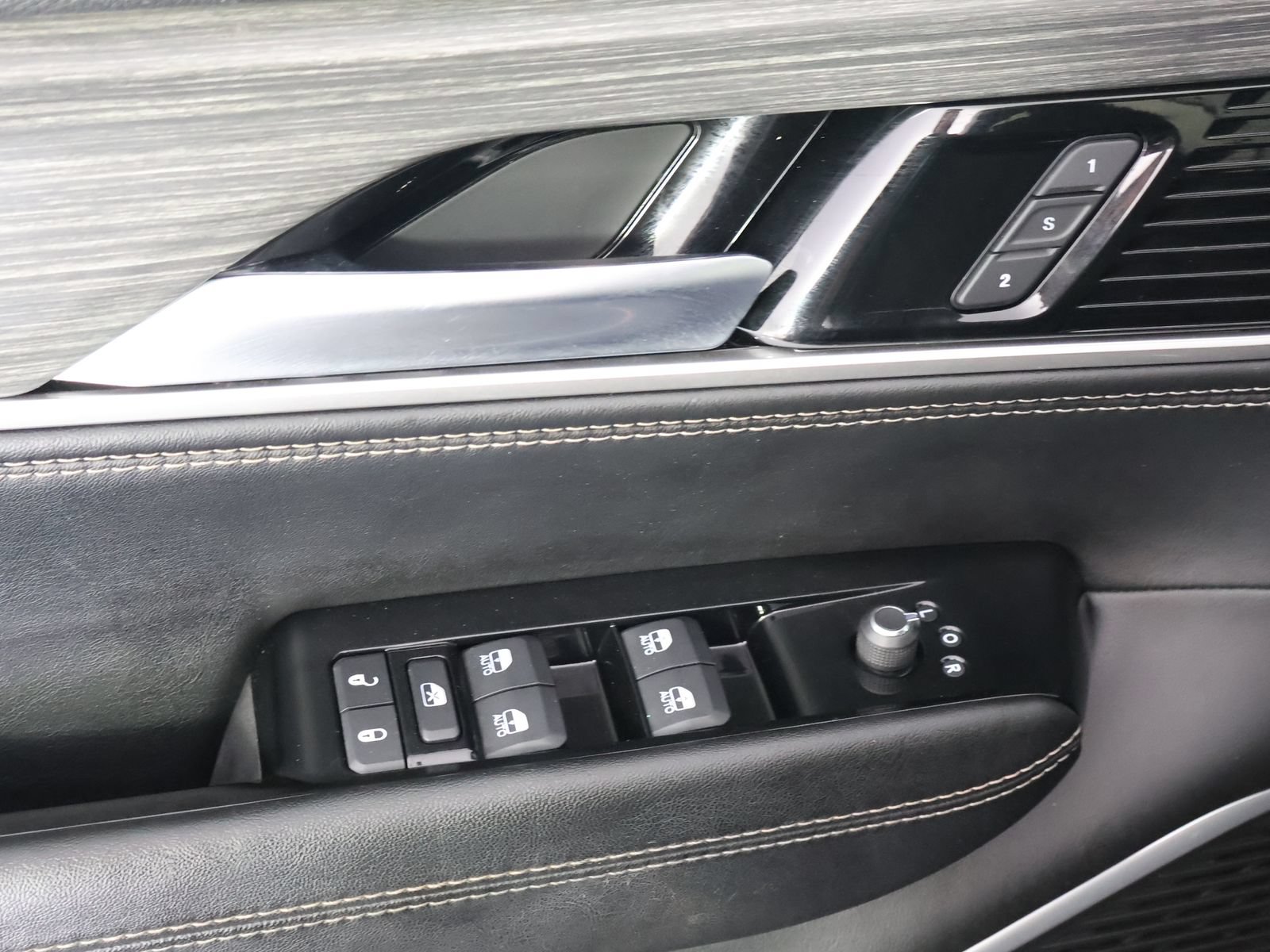 Used 2023 Jeep Wagoneer L Series II AWD/4WD image 26