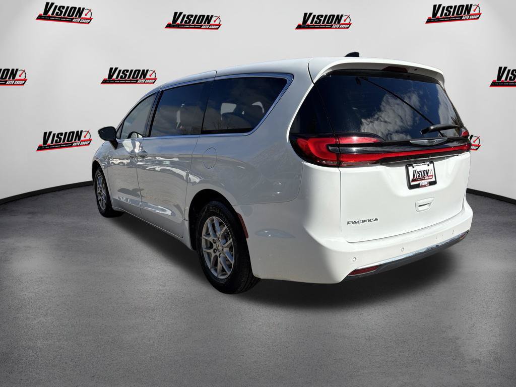 Used 2024 Chrysler Pacifica Touring-L FWD image 7