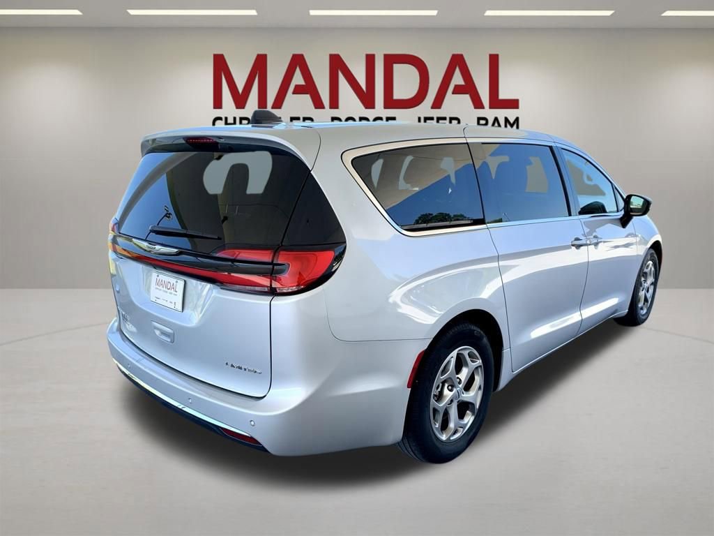 Used 2024 Chrysler Pacifica Limited FWD image 6