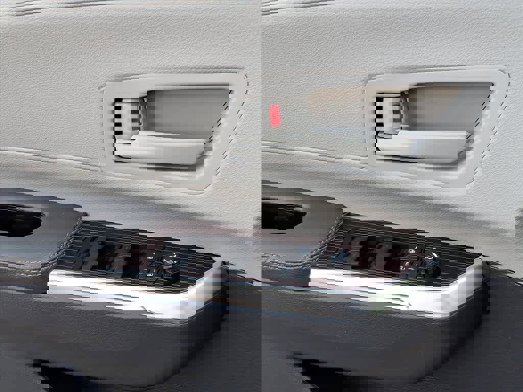 Used 2021 Toyota Sienna LE w/ LE Plus Package image 19