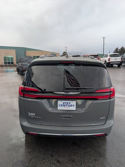 Used 2022 Chrysler Pacifica Touring image 8