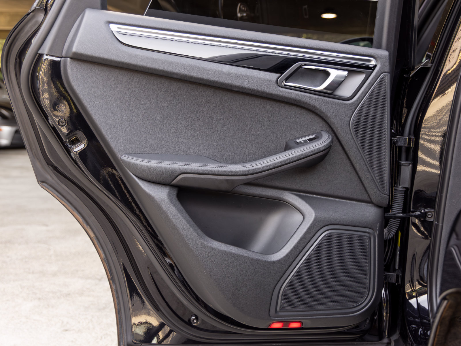 Certified 2023 Porsche Macan AWD/4WD image 47