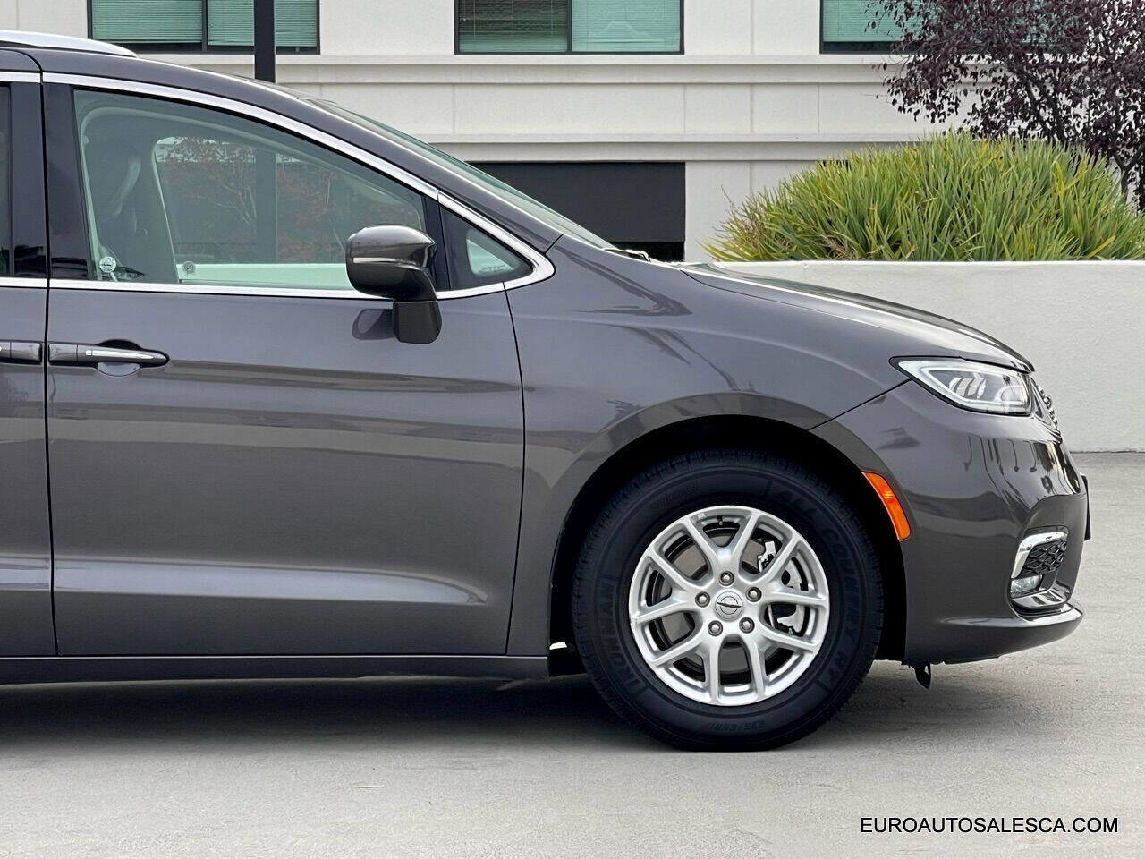 Used 2021 Chrysler Pacifica Touring-L image 11