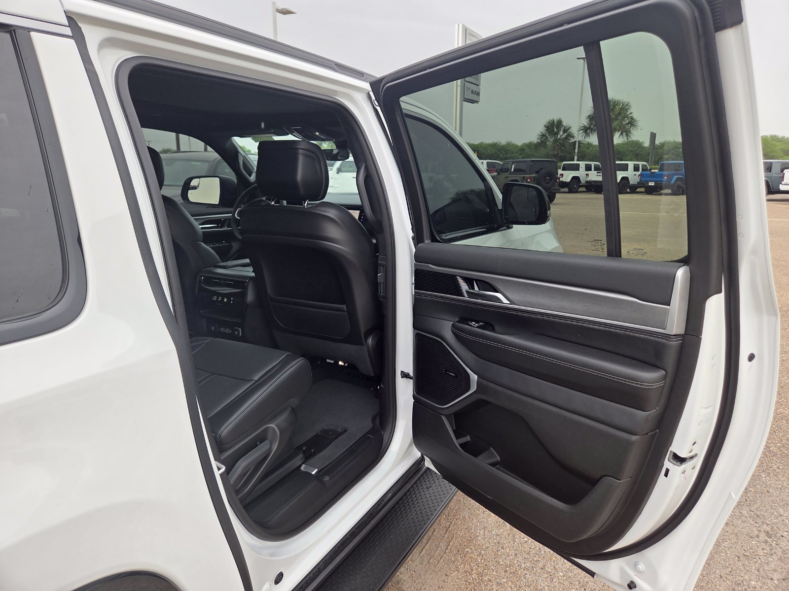 New 2026 Jeep Grand Wagoneer L 4WD w/ Premium Group I image 16