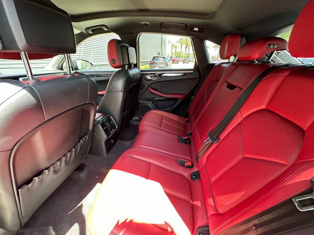 Certified 2023 Porsche Macan AWD/4WD image 36