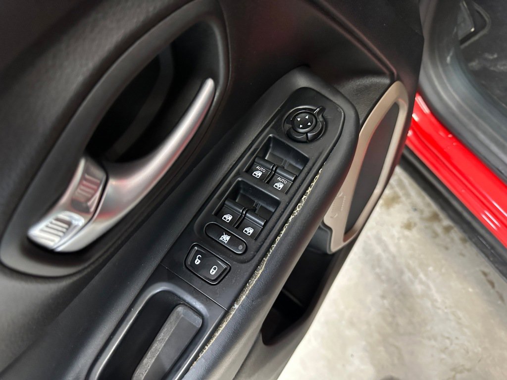 Used 2015 Jeep Renegade Limited image 9