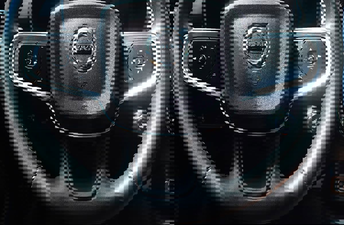 Used 2022 Volvo XC40 T4 Momentum image 51