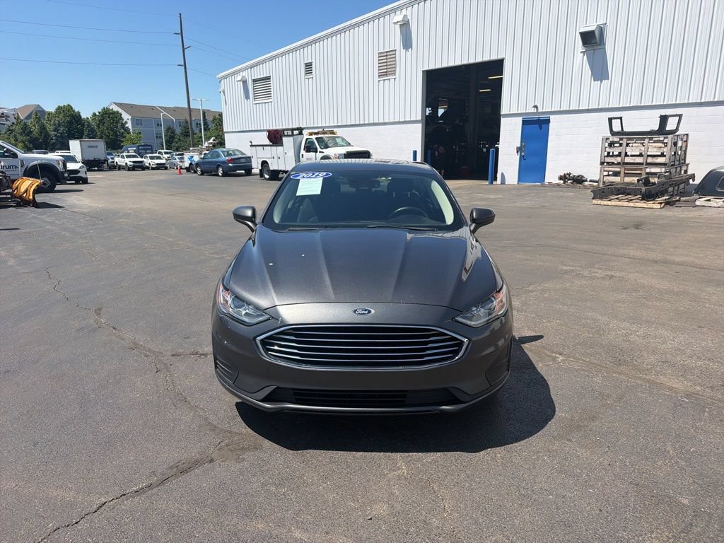 Used 2019 Ford Fusion SE FWD image 2