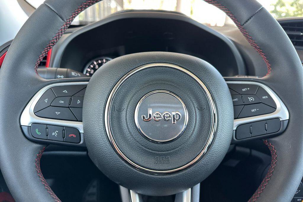 Used 2023 Jeep Renegade Latitude w/ Sun/Sound Group AWD/4WD image 23