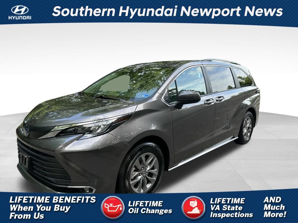 Used 2024 Toyota Sienna XLE FWD image 1