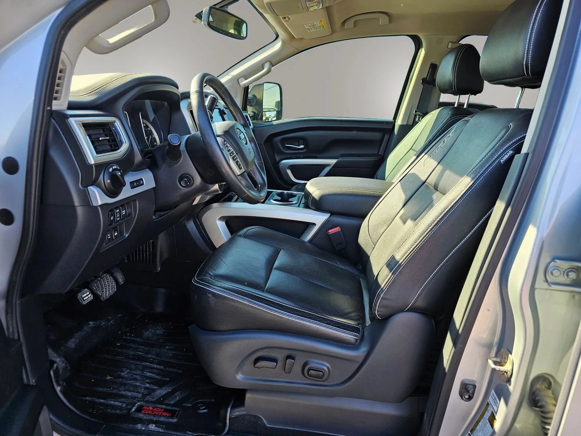 Used 2019 Nissan Titan PRO-4X w/ Pro-4x Convenience Package AWD/4WD image 4