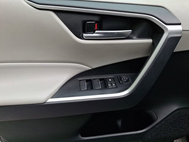 Used 2022 Toyota RAV4 XLE w/ Convenience Package AWD/4WD image 12