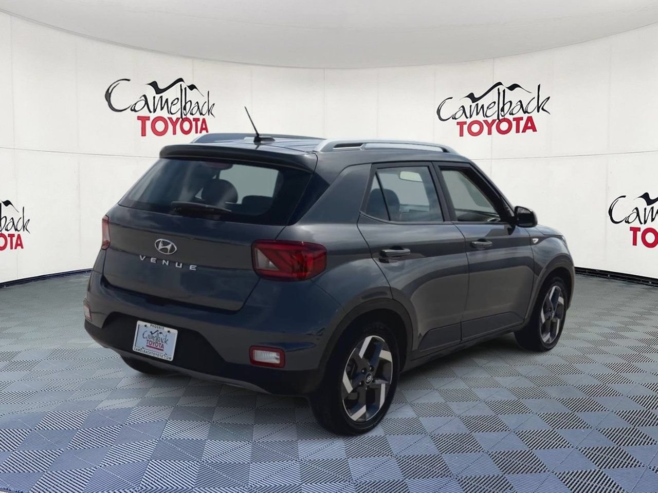 Used 2025 Hyundai Venue SEL FWD image 2