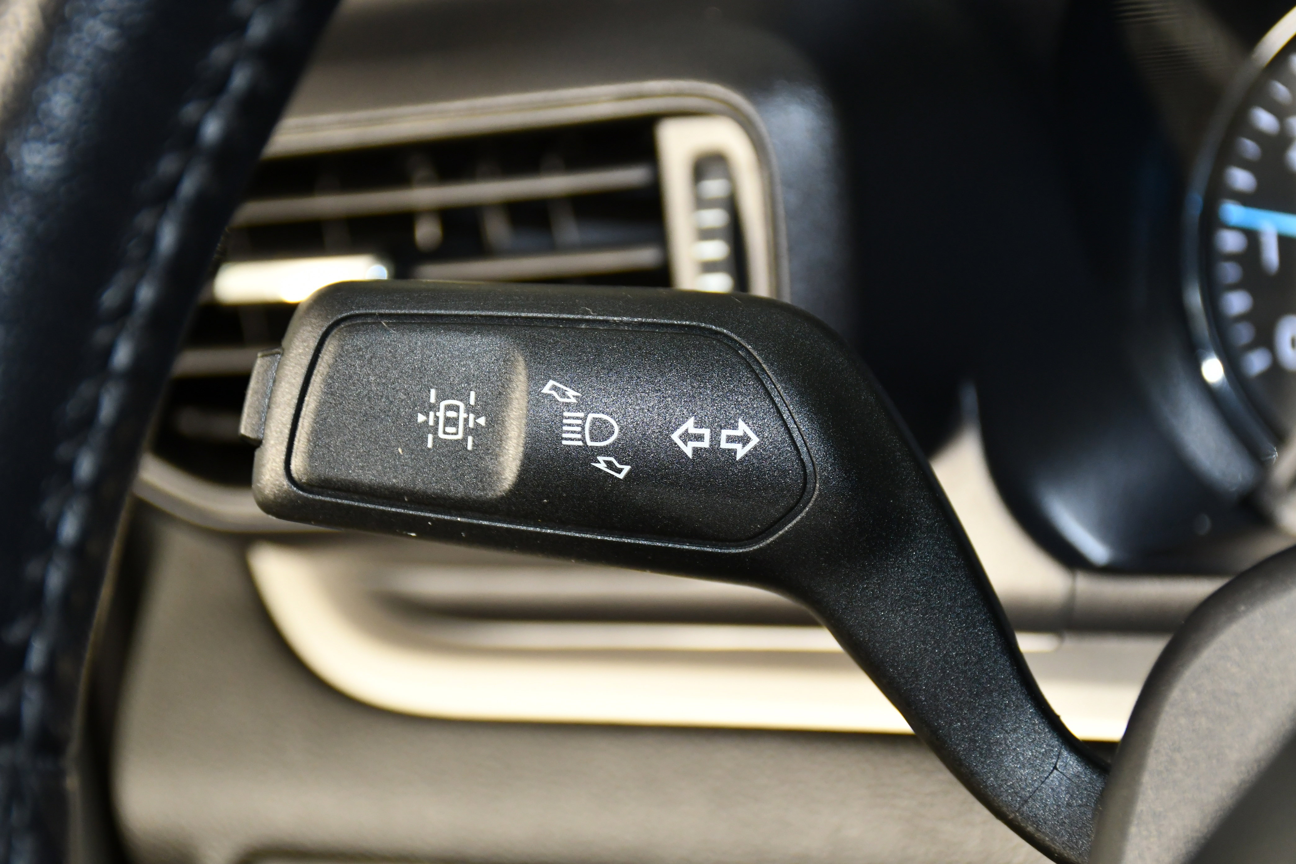 Used 2023 Ford Explorer XLT image 22
