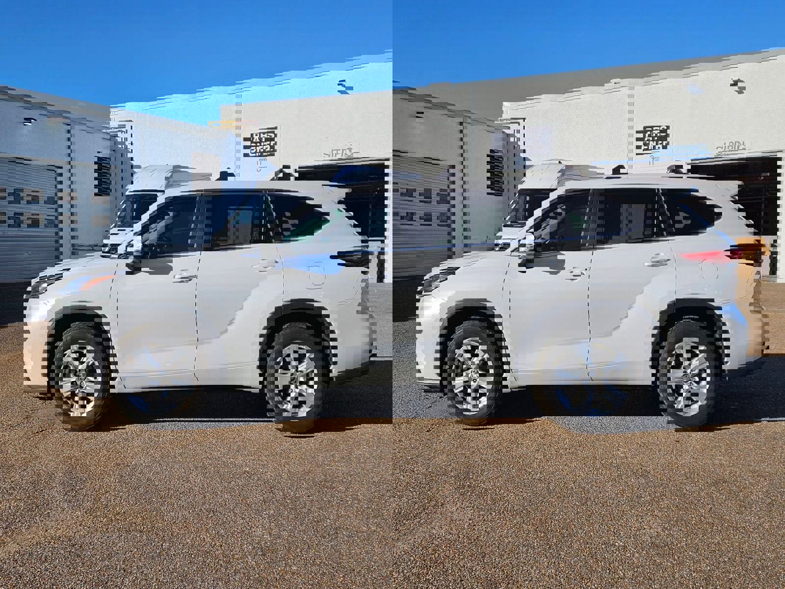 Used 2023 Toyota Highlander L image 2