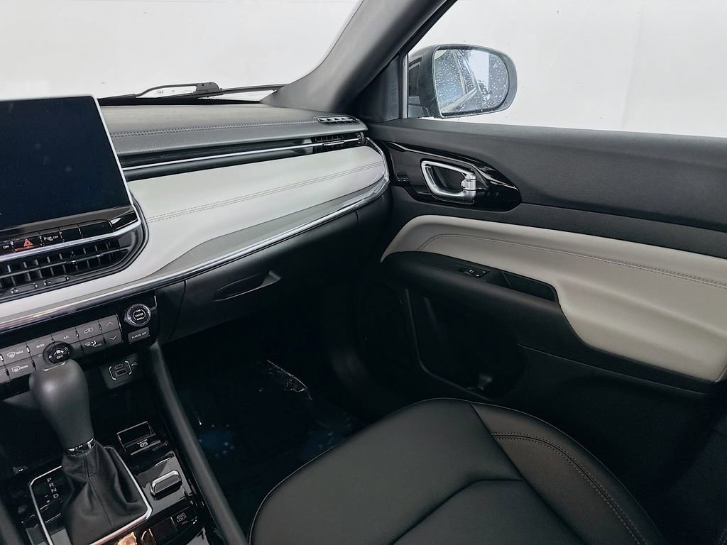 Used 2024 Jeep Compass Limited image 30