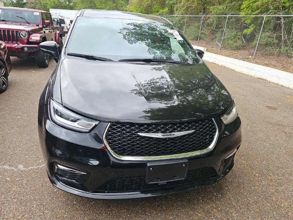 Used 2025 Chrysler Pacifica Select image 2