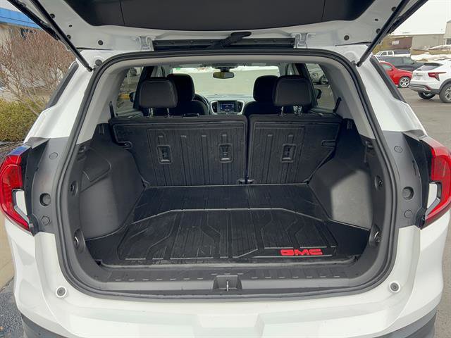Used 2024 GMC Terrain SLE w/ Driver Convenience Package image 9