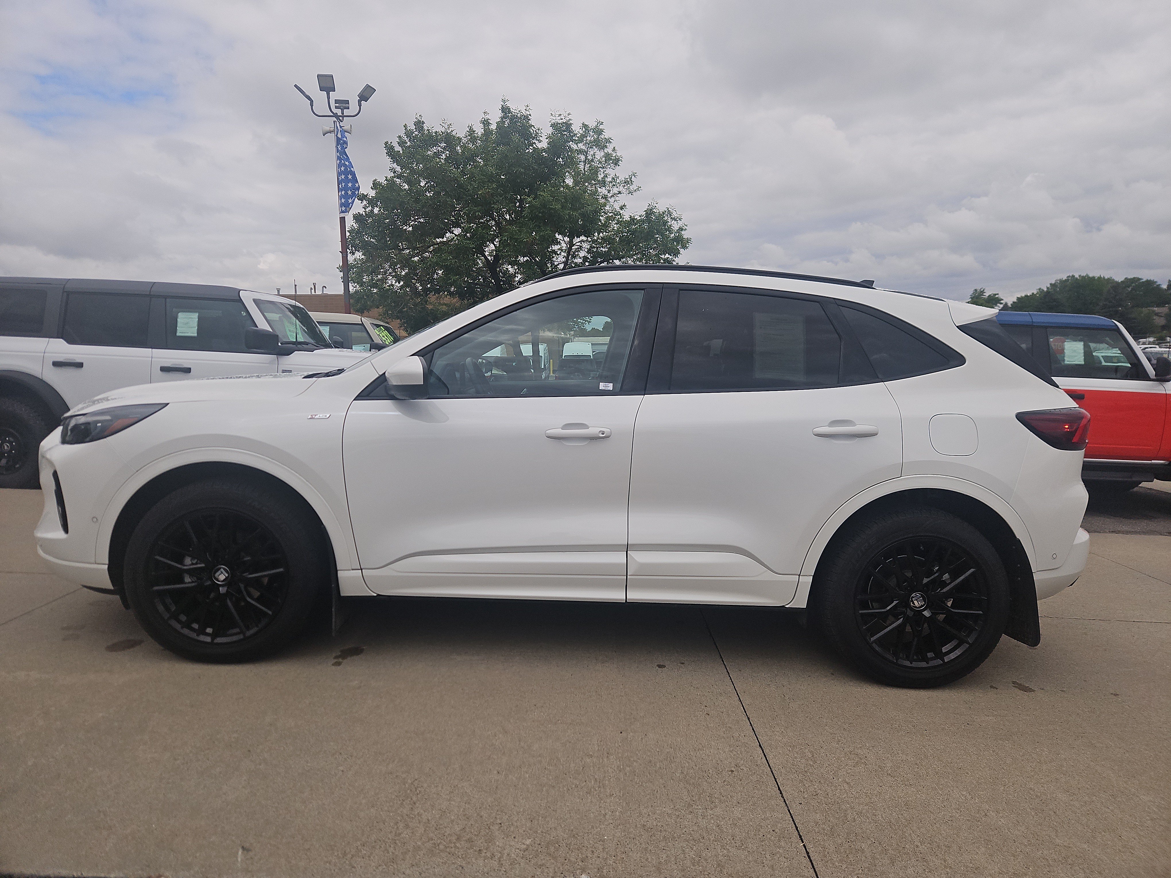 Used 2023 Ford Escape ST-Line Elite w/ Premium Technology Package AWD/4WD image 2