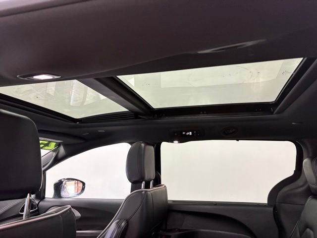 Used 2025 Chrysler Pacifica Limited image 15