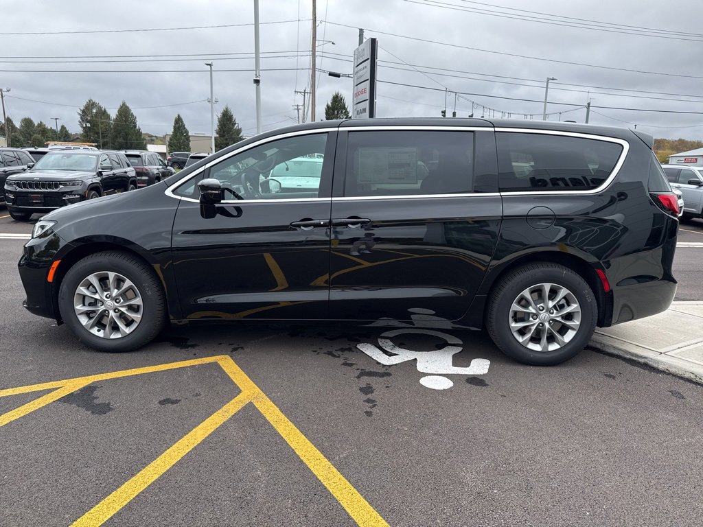 New 2026 Chrysler Pacifica Select image 4