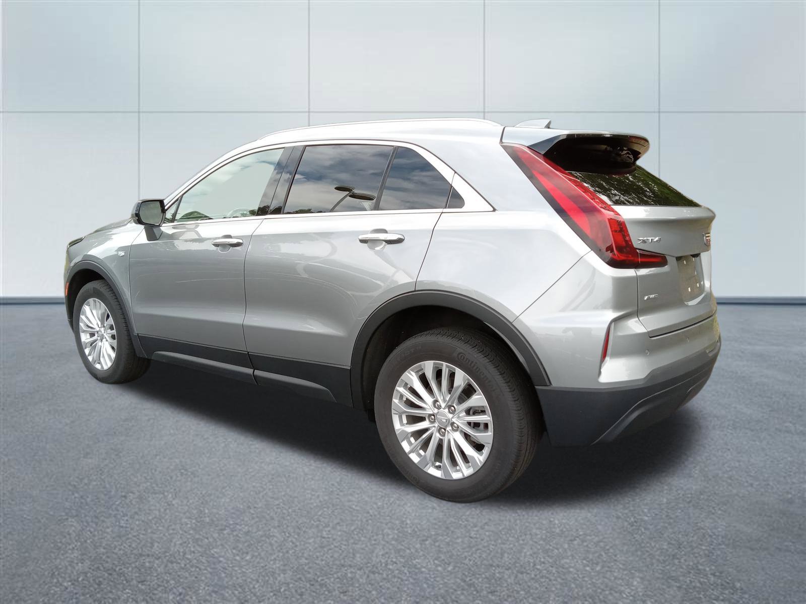Used 2024 Cadillac XT4 Luxury w/ Cold Weather Package AWD/4WD image 3