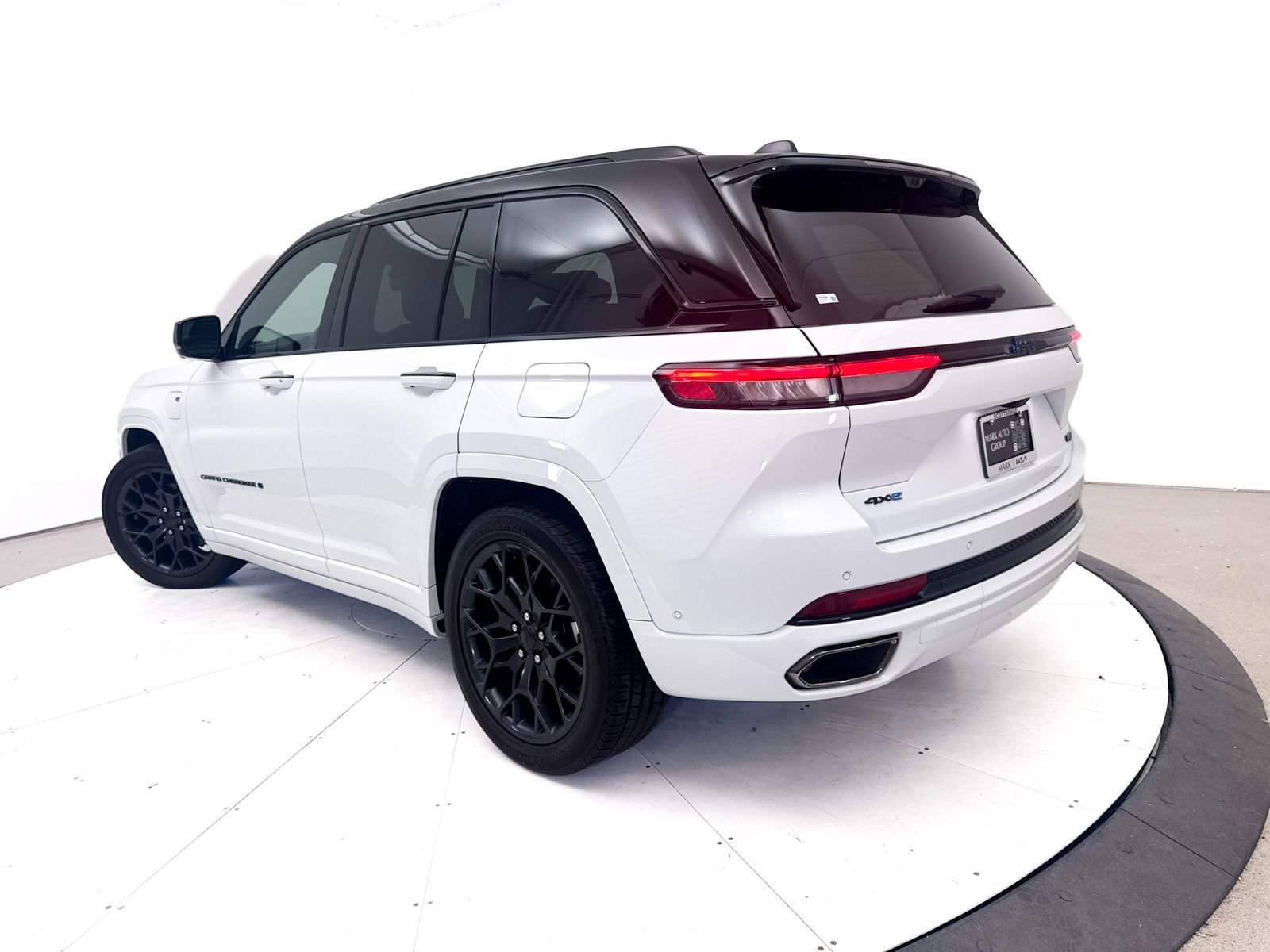 Used 2023 Jeep Grand Cherokee Summit AWD/4WD image 2