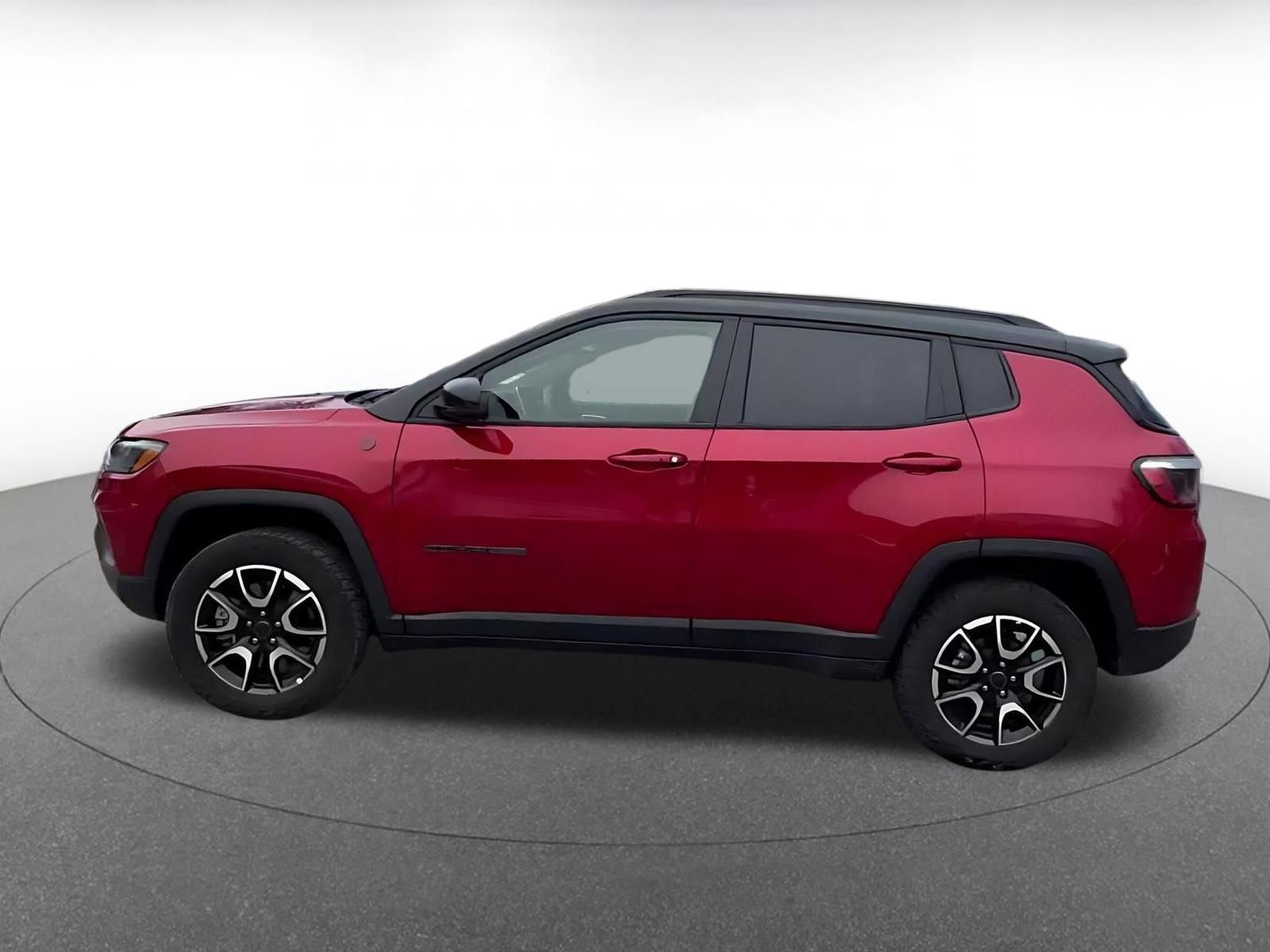 Used 2025 Jeep Compass Trailhawk image 9